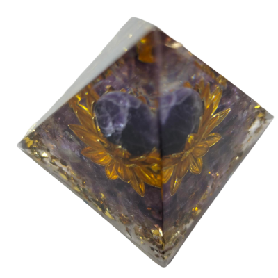 Pirâmide decorativa transparente com cristais roxos e flor dourada no centro