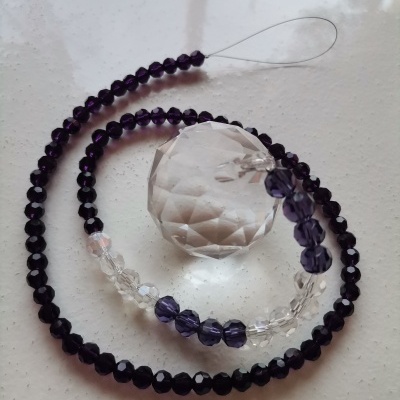 Cordão de contas roxas escuras e transparentes com esfera facetada grande