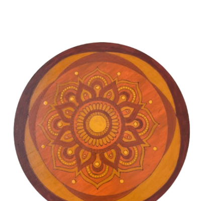 Prato redondo de madeira com padrão decorativo mandala colorido
