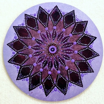 Disco redondo pintado com padrão geométrico roxo e lilás