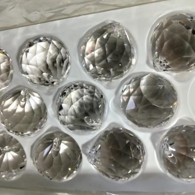 Bolas de cristal facetadas transparentes em bandeja branca