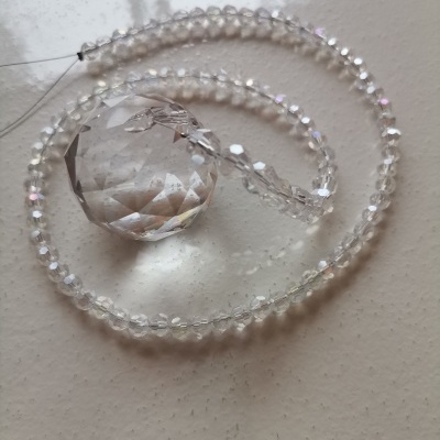 Colar de contas transparentes facetadas em espiral com esfera grande facetada