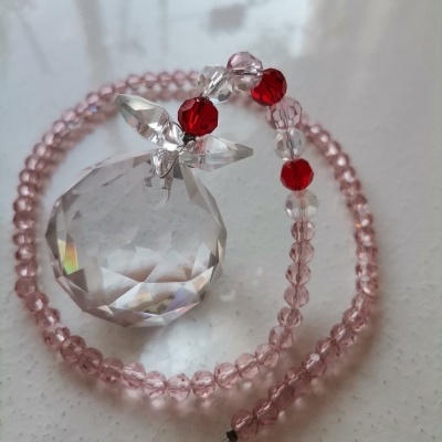 Colar de contas rosa com pingente de cristal lapidado e contas vermelhas