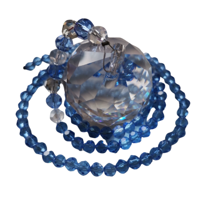 Colar com contas azuis e pendente transparente facetado em forma de coração