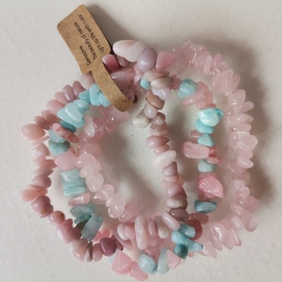 Pulseiras coloridas de pedras irregulares em tons pastel