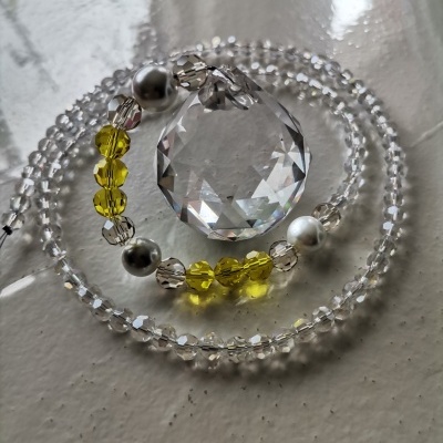 Colar e pulseira de contas transparentes, amarelas, e pérolas com pendente de cristal facetado