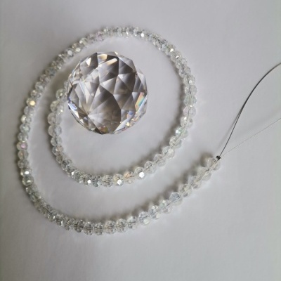 Colar de contas transparentes em espiral com esfera de cristal ao centro