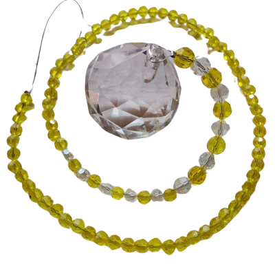 Pendente com esfera facetada transparente e contas amarelas e transparentes num fio com gancho
