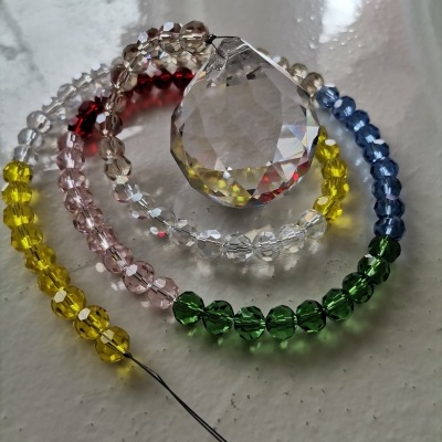 Colar de contas de vidro coloridas com pendente facetado