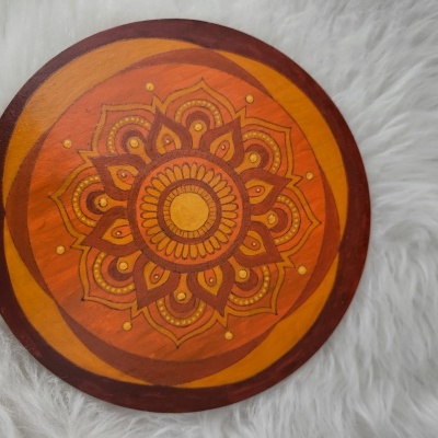 Prato de madeira decorativo com mandala laranja