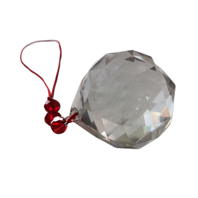 Pendente facetado transparente com contas vermelhas e cordão vermelho
