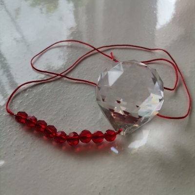 Colar com contas vermelhas e pendente de cristal transparente