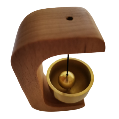 Sino de madeira clara com sino dourado pendurado