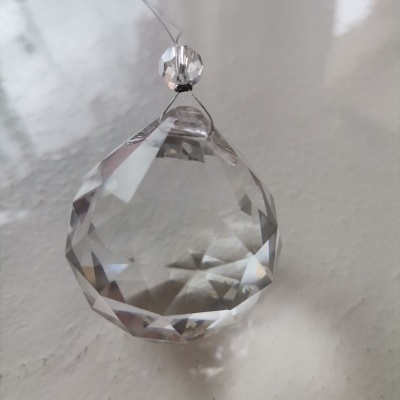 Pendente de cristal transparente facetado em linha fina