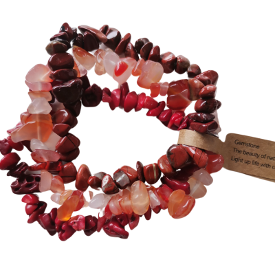 Pulseiras coloridas de pedras naturais em tons vermelhos e rosa com etiqueta de papel.