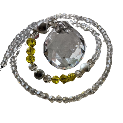 Colar com pingente de cristal facetado e contas transparentes, amarelas, cinzentas e pérolas