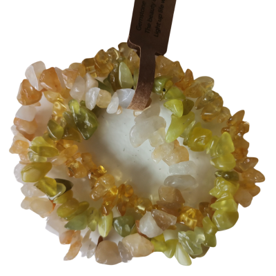 Pulseira de pedras naturais amarelas, verdes e laranja com etiqueta de papel.