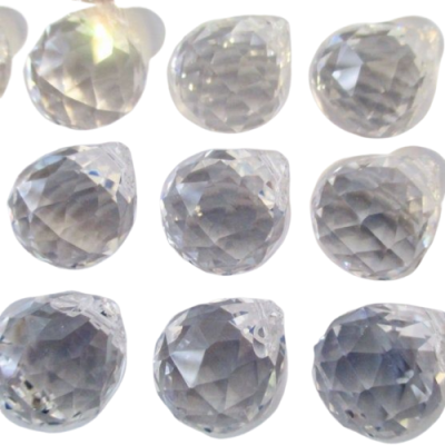 Nove gotas facetadas de vidro transparente para pendurar sobre fundo branco