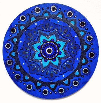 Mandala circular azul com design floral detalhado