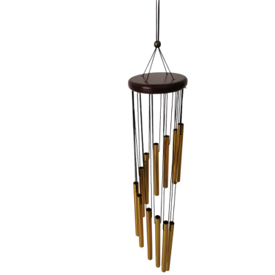 Sino dos ventos de madeira escura e tubos metálicos dourados