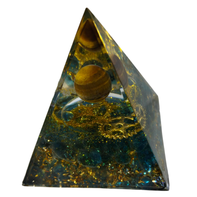 Pirâmide decorativa de resina com partículas douradas e esfera marrom interior