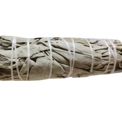 Charuto de folhas secas amarrado com cordas brancas