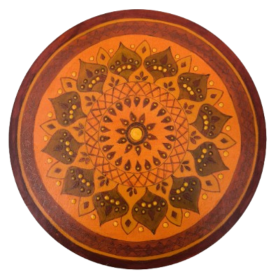 Prato redondo decorativo em madeira com padrão floral laranja e castanho