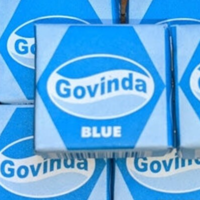 Cubos azuis com texto Govinda e BLUE
