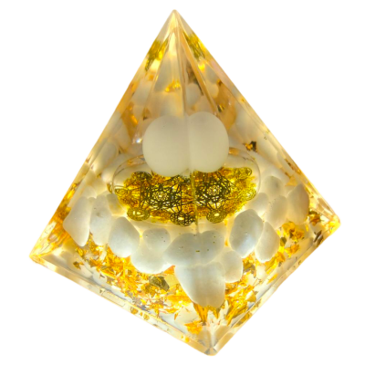 Pirâmide transparente com cristais e detalhes dourados no interior