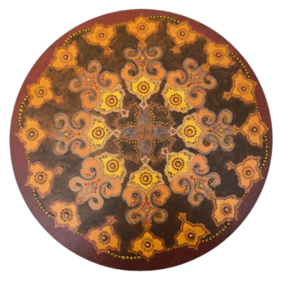 Mesa redonda decorada com padrão floral em castanho, amarelo e laranja