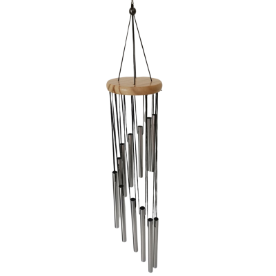 Sino dos ventos em madeira e tubos metálicos prateados