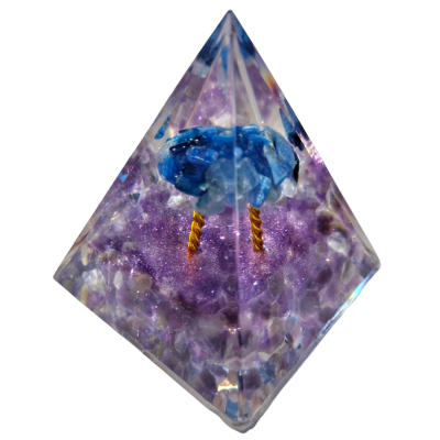Pirâmide de resina com pedras roxas e inseto azul encapsulado