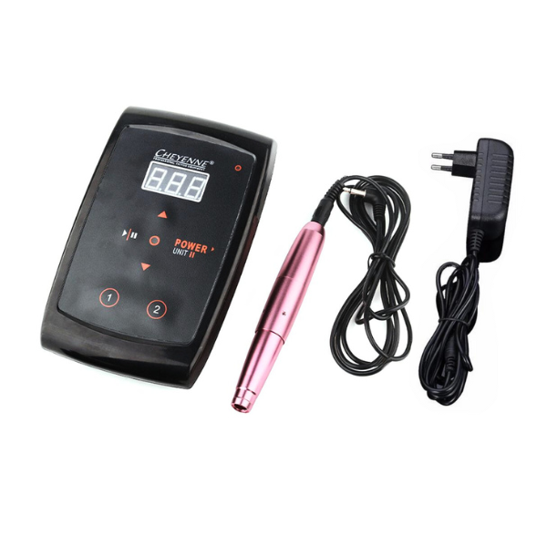 Dermógrafo Cheyenne Power Unit II Dispositivo preto com ecrã digital, caneta metálica rosa e adaptador preto sobre fundo branco