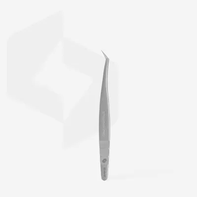 Pinça metálica prateada com ponta curva e texto gravado