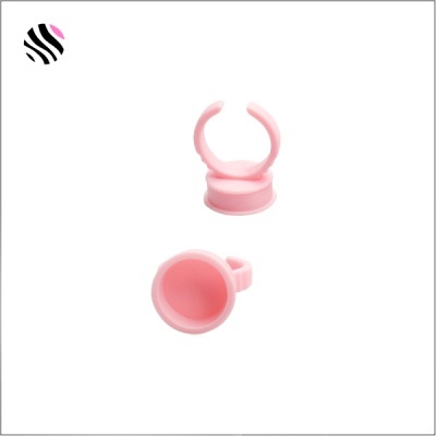 Dois anéis de plástico rosa claro sobre fundo branco