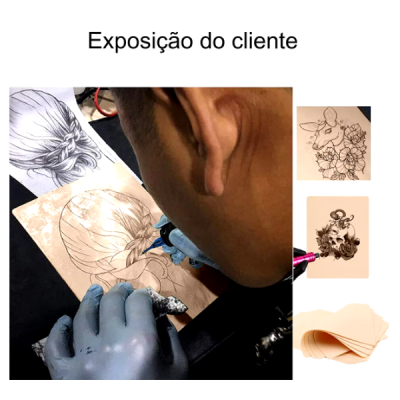 Pessoa tatuando desenho mulher em pele sintética com desenhos florais ao lado e texto 'Exposição do cliente'.