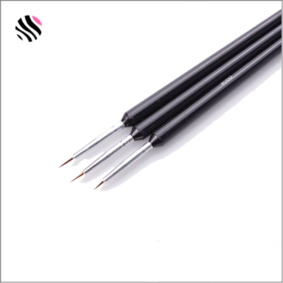 Três pincéis finos com cabos pretos sobre fundo branco