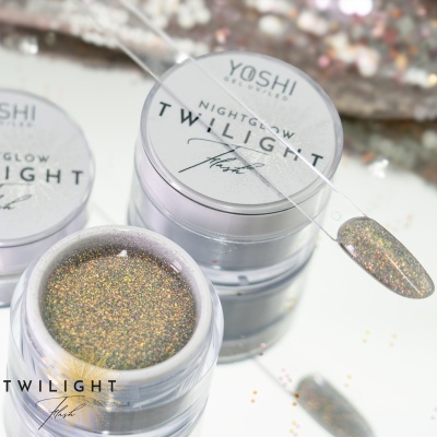 Glitter holo em potes rotulados YOSHI NIGHTGLOW TWILIGHT com amostras aplicadas em paleta plástico