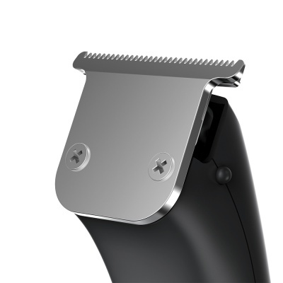 Aparador de cabelo preto com lâmina metálica prateada