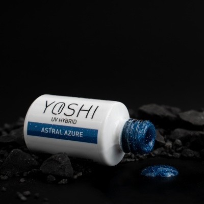 Verniz UV híbrido YOSHI Astral Azure azul brilhante com glitter em frasco branco sobre pedras pretas
