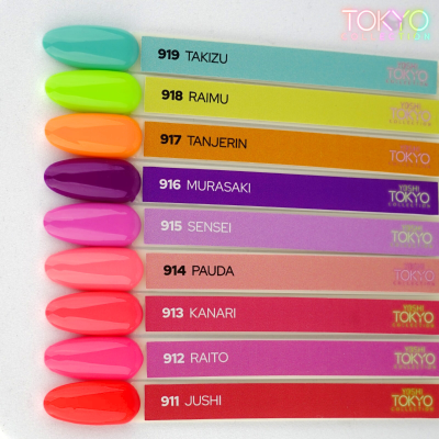 Oito amostras de verniz de unhas coloridas com etiquetas numeradas e nomes