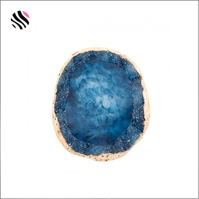 Geodo de ágata azul com borda bege e textura cristalina