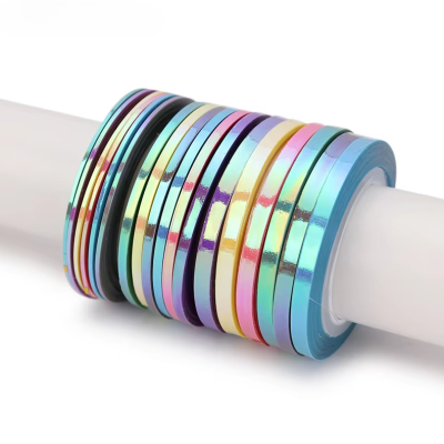 Fitass metálicas coloridas enroladas num cilindro branco