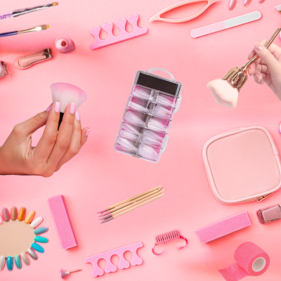 Conjunto de acessórios de manicure em tons de rosa sobre fundo rosa