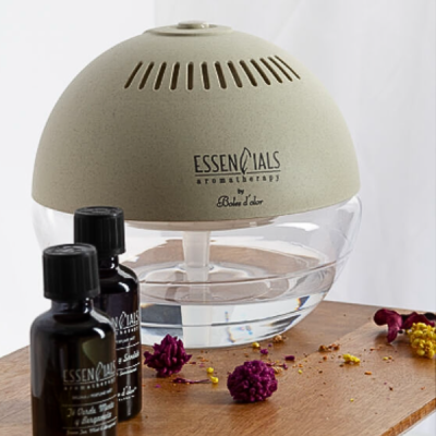 Difusor de aroma ESSENTIALS aromatherapy com frascos de óleo e flores secas