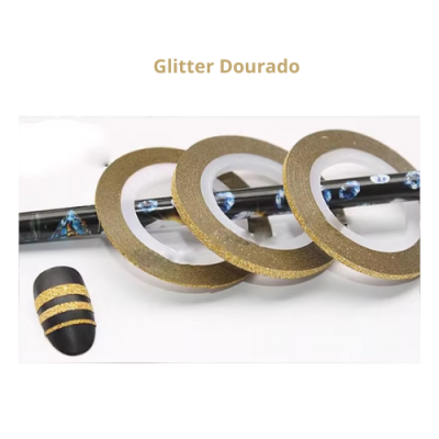 Fita adesiva dourada com glitter em rolos, uma unha decorada e cilindro preto com bolinhas azuis
