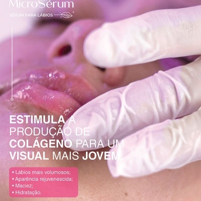 Pessoa com luvas brancas aplicando sérum nos lábios, com texto promocional do produto MicroSérum no canto superior esquerdo.