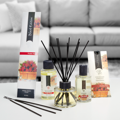 Conjunto de ambientadores Frutos Rojos com pauzinhos e óleo perfumado em vidro