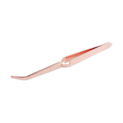 Pinça metálica cor de rosa com ponta inclinada sobre fundo branco