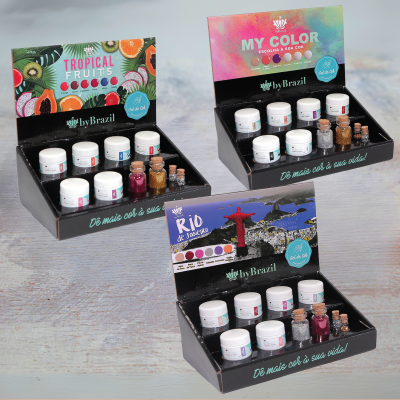 Expositores de esmaltes by Brazil com vários frascos coloridos e glitter em embalagens temáticas
